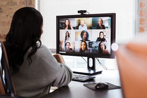 Empresaria se reúne con colegas durante la reunión del personal virtual photo