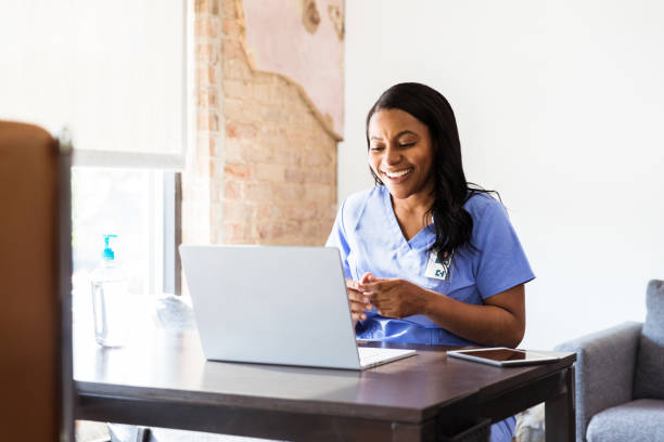 il medico felice parla con il paziente durante l'appuntamento in telemedicina - laptop doctor using computer nurse foto e immagini stock