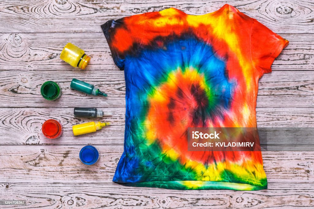 Tienerjaren Onzin Boekhouder The Back Of A Tie Dye Tshirt On A Wooden Table With Paint Flat Lay Stock  Photo - Download Image Now - iStock