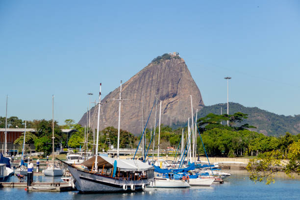 bateaux amarrés à la marina de gloria à rio de janeiro - rio de janeiro brazil sugarloaf mountain marina photos et images de collection