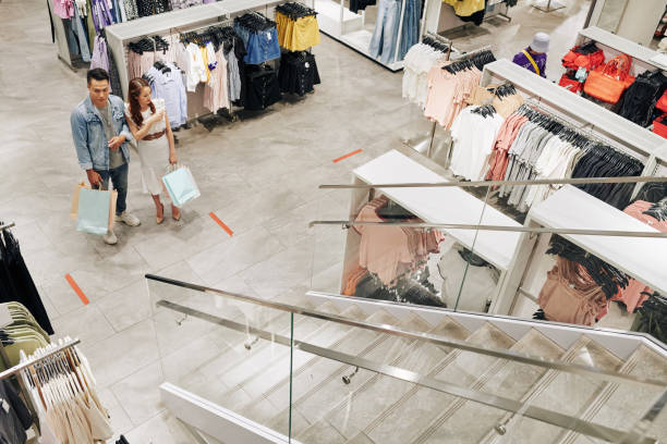 istock Couple lost in big store 1254717769