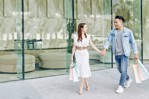 istock Shopping boyfriend and girlfriend 1254717770