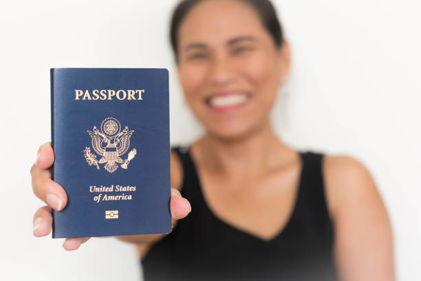 orgoglioso nuovo cittadino americano in possesso di un passaporto statunitense. immigrazione. - customs official usa citizen people traveling foto e immagini stock