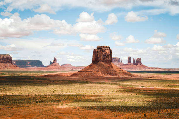 monument valley desert landscape - extreme terrain arizona desert mesa imagens e fotografias de stock