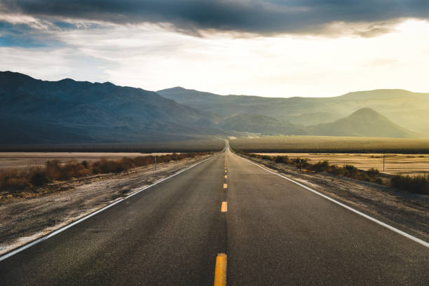 pustynna autostrada dolina śmierci - perspective view zdjęcia i obrazy z banku zdjęć