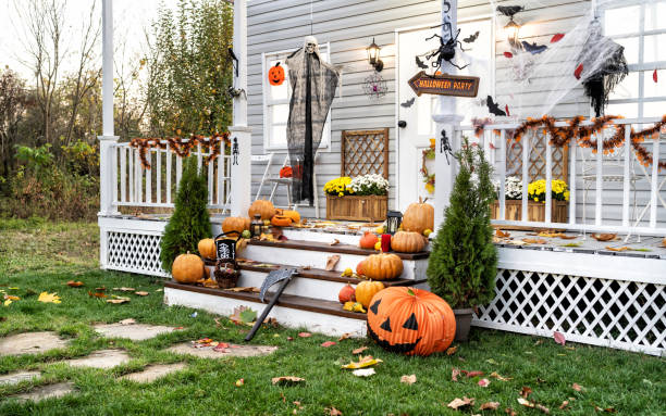 zucche jack-o-lantern di halloween su una scala portico - halloween decoration foto e immagini stock