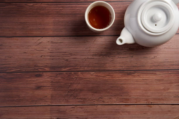 tazza da tè cinese e teiera sul tavolo di legno - chinese tea foto e immagini stock
