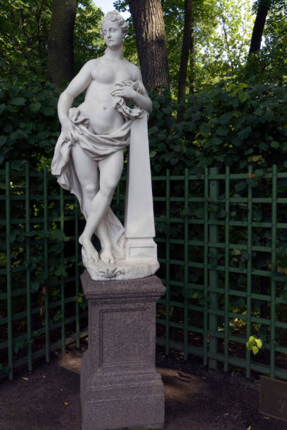 escultura de mármol de la gloria por pietro baratta en el jardín de verano, san petersburgo, rusia - buratta fotografías e imágenes de stock
