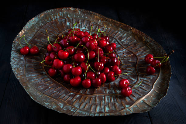 třešňová deska - třešně bobulové ovoce fotky - stock snímky, obrázky a fotky