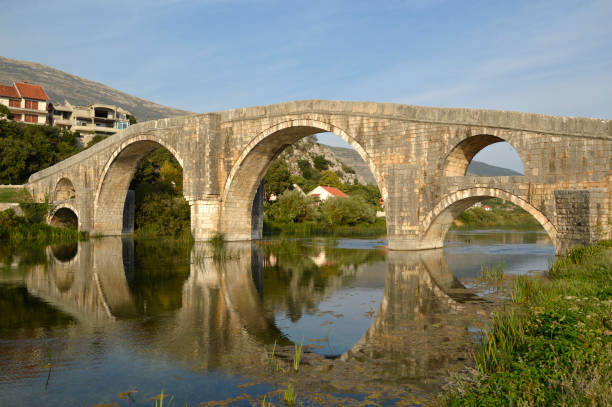 vecchio ponte di pietra con archi a trebinje alla luce del sole con cielo blu - trebinje foto e immagini stock