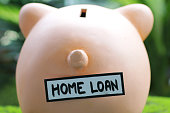 nahaufnahme-von-sparschwein-hinterteil-mit-einem-hauskredit-label-slot-oben-hausfinanzen-und.jpg?b=1&s=170x170&k=20&c=irW99eqIvuV4s0lgsC3b0pOLHDtd2nslhO8Npyoym94=