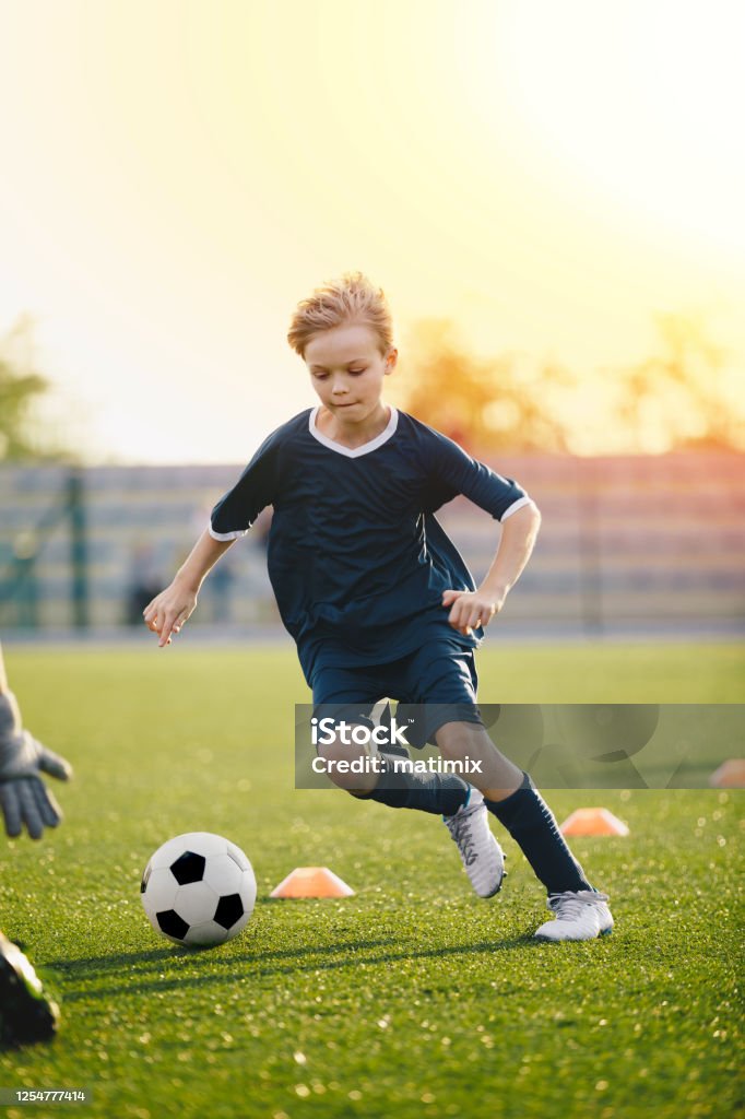 Meninos Jogando Bola De Futebol No Local De Treinamento. Jovem