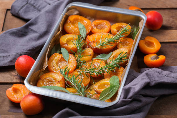 albaricoques al horno con miel, salvia y hojas de romero - peach nectarine portion fruit fotografías e imágenes de stock