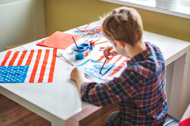 子供は労働者の日のためにアメリカの旗を描きます - flag day ストックフォトと画像