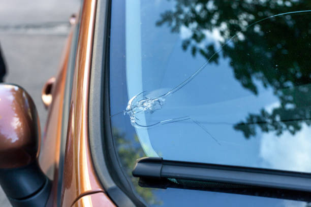 vidrio del parabrisas del coche roto de la piedra - parabrisas fotos fotografías e imágenes de stock