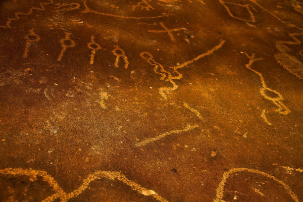 ancient native american petroglyphs on sandstone rock in red rock canyon state park national conservation area. - north american tribal culture fotos stock-fotos und bilder