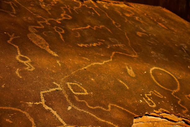 ancient native american petroglyphs on sandstone rock in red rock canyon state park national conservation area. - north american tribal culture fotos stock-fotos und bilder