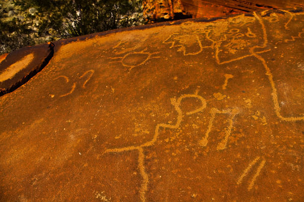 ancient native american petroglyphs on sandstone rock in red rock canyon state park national conservation area. - north american tribal culture fotos stock-fotos und bilder
