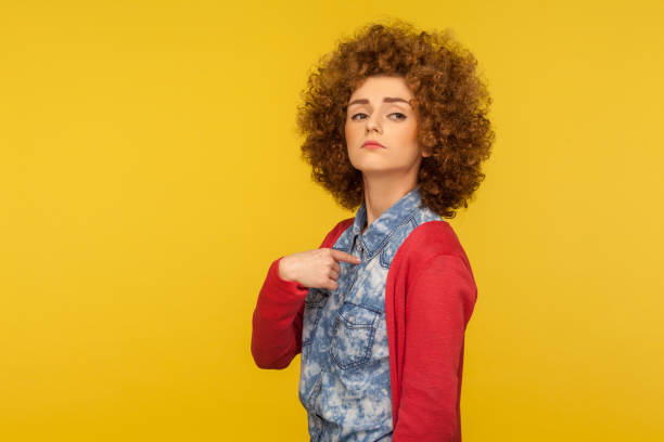 ¡soy yo! retrato de orgullosa mujer egoísta confiada con el pelo rizado en traje casual que se señala a sí misma - foreman manager bossy cut out fotografías e imágenes de stock