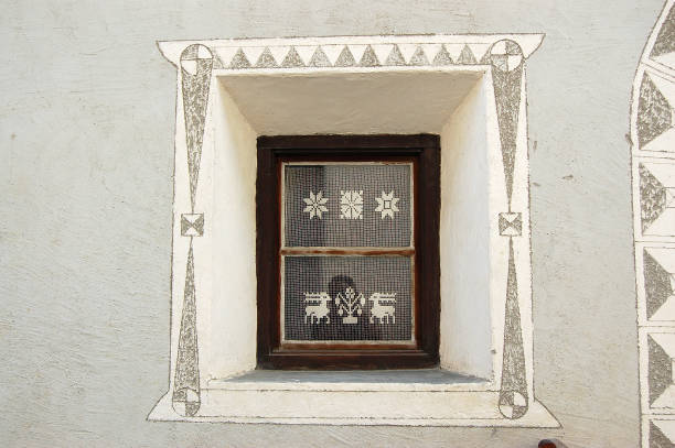antigua ventana de madera con decoraciones - ardez pueblo engadina suiza - engadine rustic window frame window sill fotografías e imágenes de stock