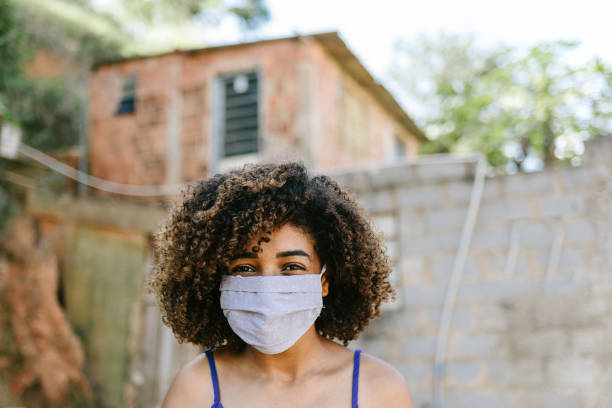 covid-19: tiener die masker in zijn buurt draagt - spaghettibandjes stockfoto's en -beelden