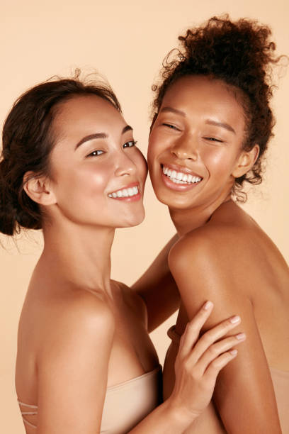 아름다움. 완벽한 얼굴 피부와 메이크업 초상화를 가진 미소 짓는 여성 - friendship women two people sensuality 뉴스 사진 이미지