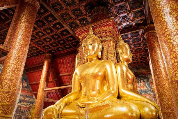 posągi buddy w tajskiej sztuce lue i stylu sukhothai z widokiem na cztery kierunki, znajdujące się w kaplicy obrzędowej w świątyni wat phumin. znany cel turystyczny w prowincji. - wat phumin zdjęcia i obrazy z banku zdjęć