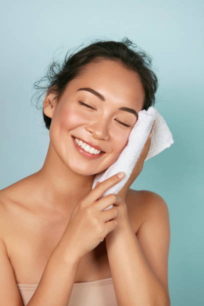 lavando a cara. close-up de mulher limpando a pele com retrato de toalha - people purity personal accessory handkerchief - fotografias e filmes do acervo