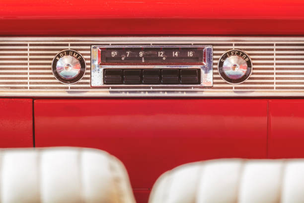 radio de coche viejo dentro de un coche clásico americano con tablero de cromo - old cars audio fotografías e imágenes de stock