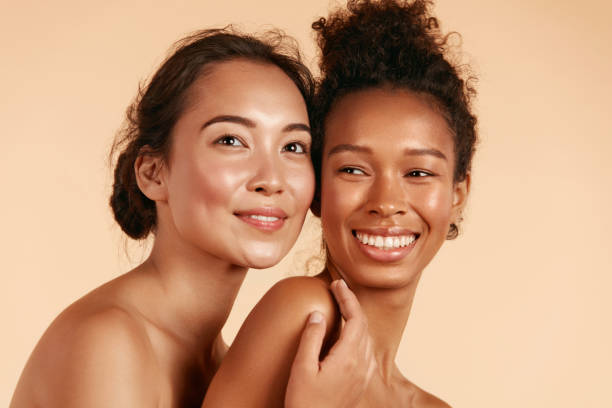 bellezza. donne sorridenti con pelle perfetta del viso e trucco ritratto - colore della pelle foto e immagini stock