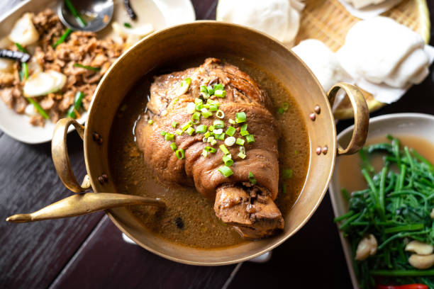 chinesische rezept schweinefleisch bein geschmort - essen foto. - pork hock stock-fotos und bilder