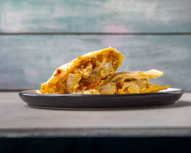 nourriture simple rapide, quesadilla coupée avec le poulet et les légumes sur une plaque en céramique - quesadilla chicken mexican cuisine cheese photos et images de collection