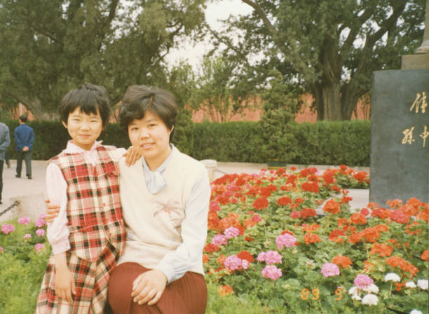 1980s china little girl fotos de la vida real - cultura asiática fotos fotografías e imágenes de stock
