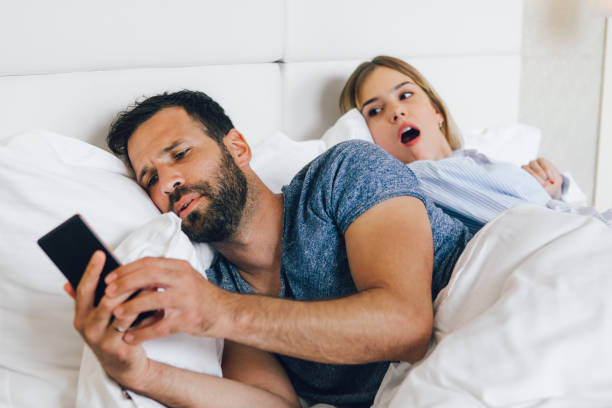 svartsjuk kvinna spionerar sin partners telefon medan han läser ett meddelande - kvinna telefonbedragare bildbanksfoton och bilder