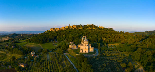 монтепульчиано на закате в тоскане италия - montepulciano стоковые фото и изображения