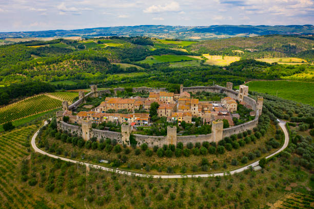 monterippiori en toscane italie - tuscany landscape italy siena photos et images de collection