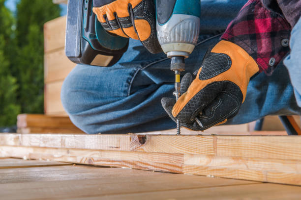 Carpenter Using Drill Driver In Woodworking. Male Carpenter Using Cordless Drill To Drive Long Screw Through Wooden Planks. carpenter carpentry craftsperson carving stock pictures, royalty-free photos & images