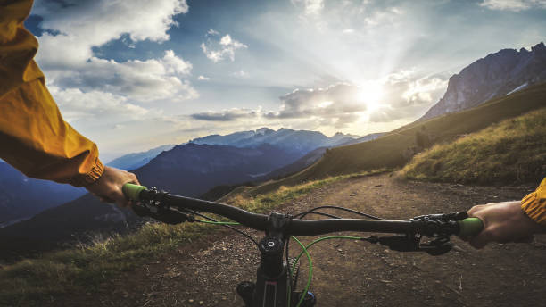 z punktu widzenia roweru górskiego pov na dolomitach: sport na świeżym powietrzu - personal perspective mountain biking mountain bike cycling zdjęcia i obrazy z banku zdjęć