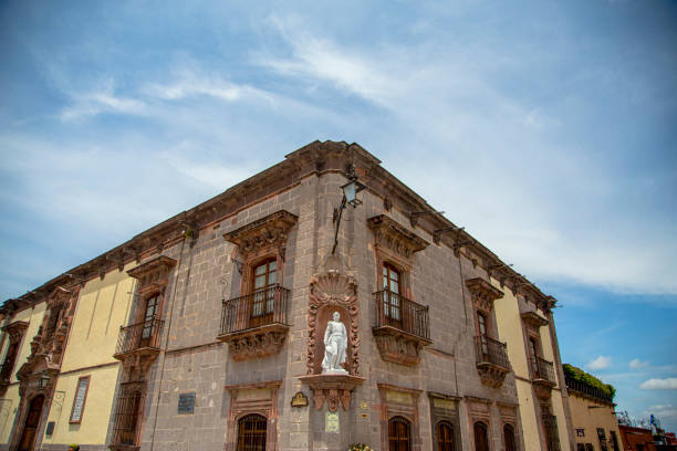 колониальное здание в сан-мигель-де-альенде, гуанахуато, мексика - mexico san miguel de allende wall road стоковые фото и изображения