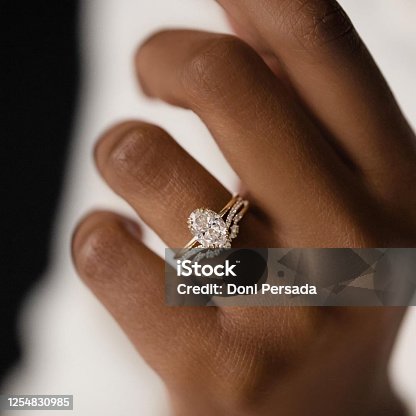 Woestijn Arresteren winnen 11,100+ Engagement Ring On Finger Stock Photos, Pictures & Royalty-Free  Images - iStock | Putting engagement ring on finger