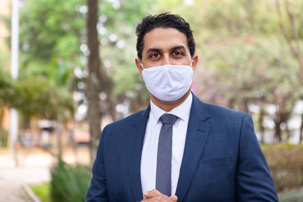 adulte portant le masque de protection de visage dans un parc - smoking issues photos et images de collection