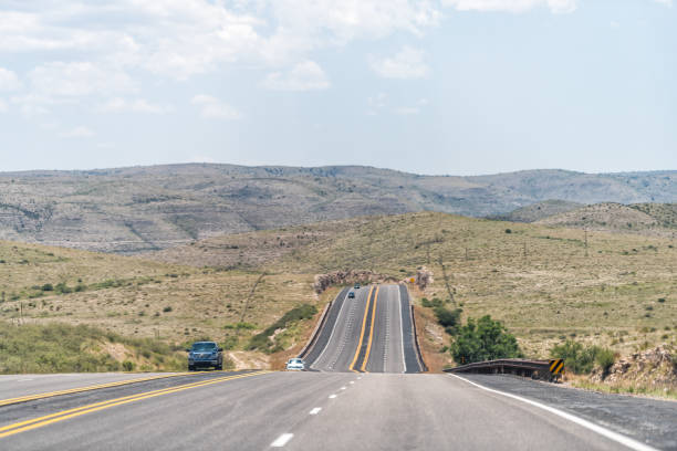 roswell, new mexico usa landschaft ländliche stadt straße blick von 380 autobahn mit wüstenlandschaft und autos - roswell stock-fotos und bilder