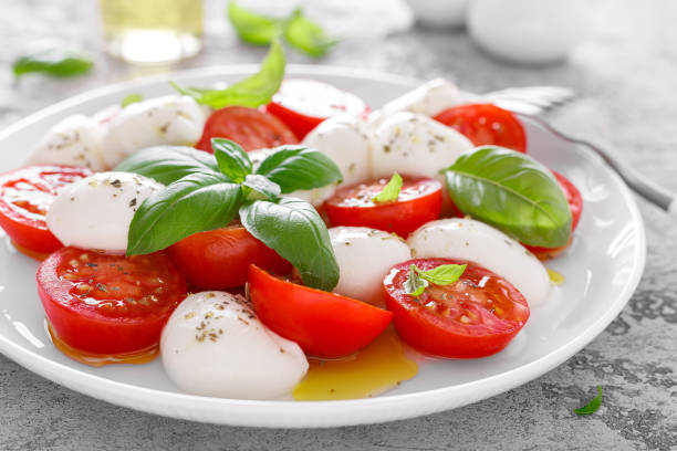 sałatka caprese. sałatka z serem mozzarella świeże pomidory, liście bazylii i oliwa z oliwek. kuchnia włoska - mediterranean cuisine salad olive oil tomato salad zdjęcia i obrazy z banku zdjęć