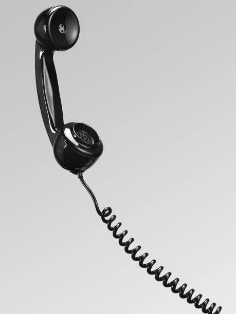 телефон приемник с спиральный кабель. - telephone telephone receiver phone cord telephone line стоковые фото и изображения