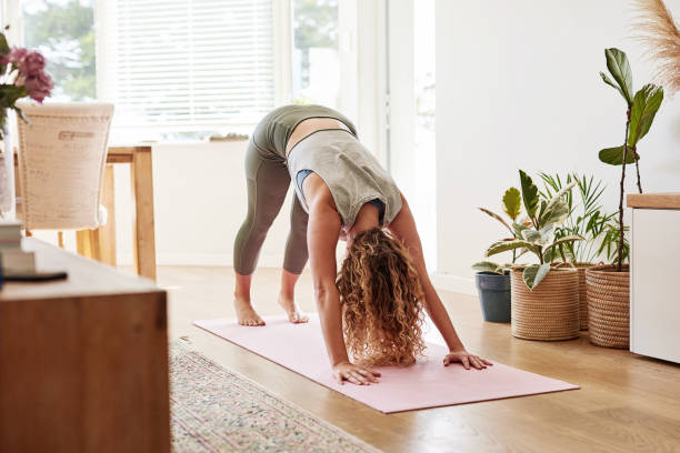 あなたの体はあなたの親友です、それをよく扱う - stretching yoga exercise mat women ストックフォトと画像