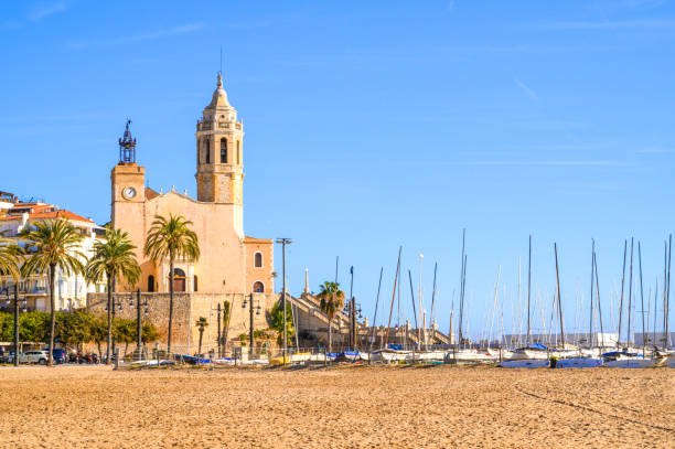 vista da igreja de sant bartomeu e santa tecla em sitges. - port de barcelona catalonia spain barcelona city - fotografias e filmes do acervo