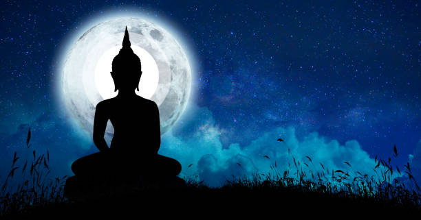 il buddha meditava tra molte stelle e una grande luna. - buddha image foto e immagini stock