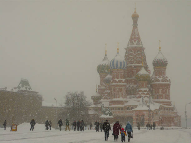 Winter mood on Red Square Snowfall on Red Square with St. Basil's Cathedral at the Kremlin in Moscow, Russia onion dome stock pictures, royalty-free photos & images