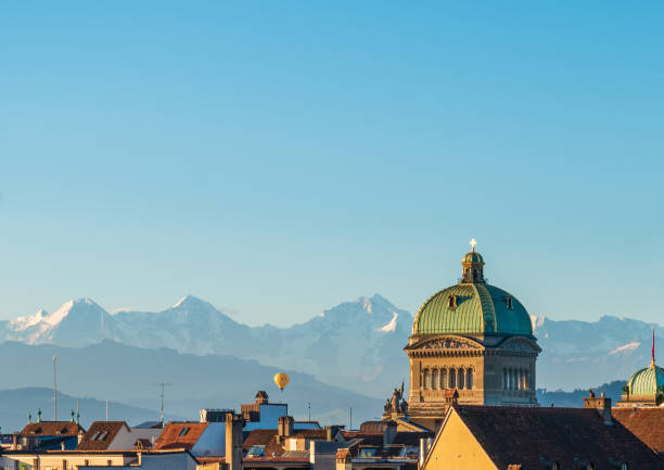 vista de cerca de la cúpula de la bundeshaus, el edificio del gobierno suizo en berna y los altos alpes suizos en el fondo al amanecer - berne swiss culture parliament building switzerland fotografías e imágenes de stock