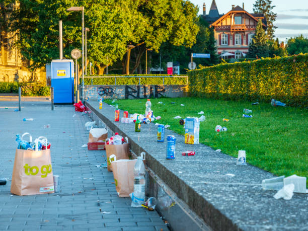 littering, garbage left in the parkterrasse from saturday evening to sunday morning - berne swiss culture parliament building switzerland imagens e fotografias de stock